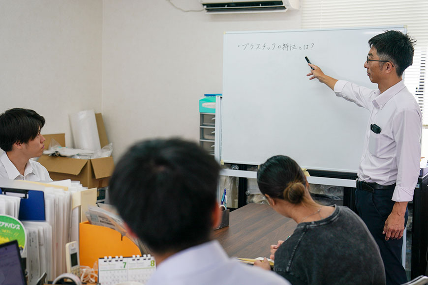 プラスチック加工について学び専門性を高めています